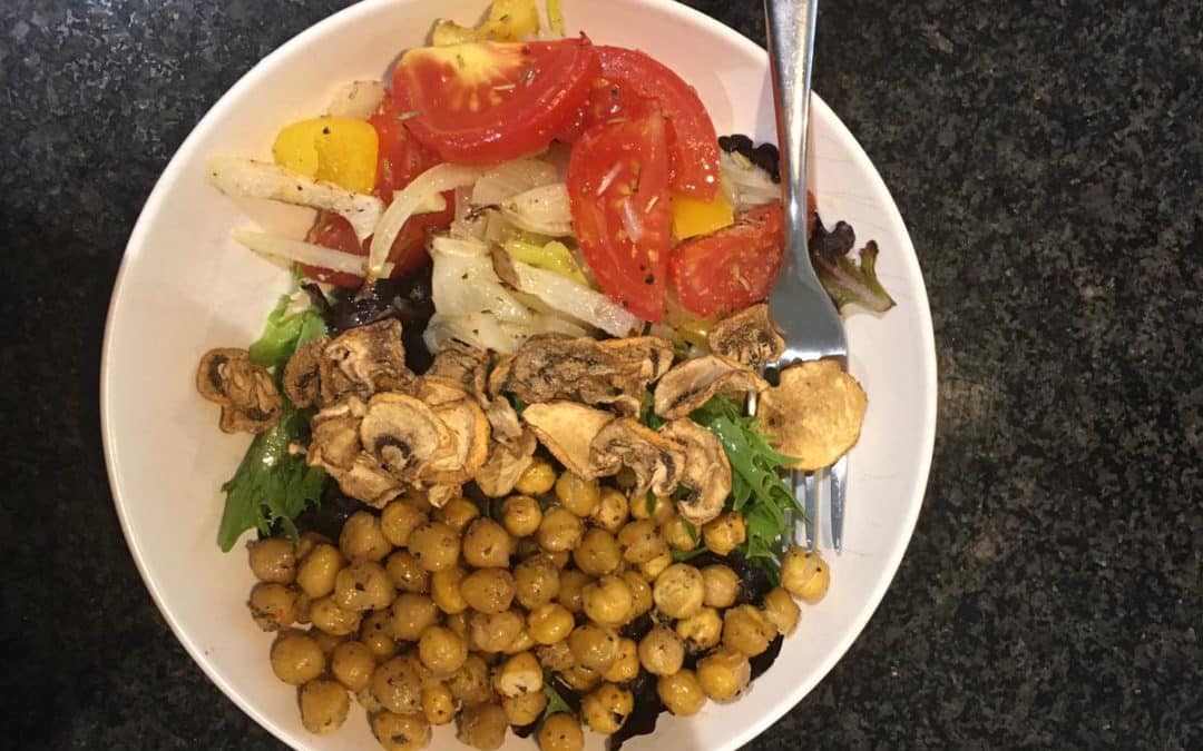 Salade de pois chiches et légumes méditerranéens rôtis